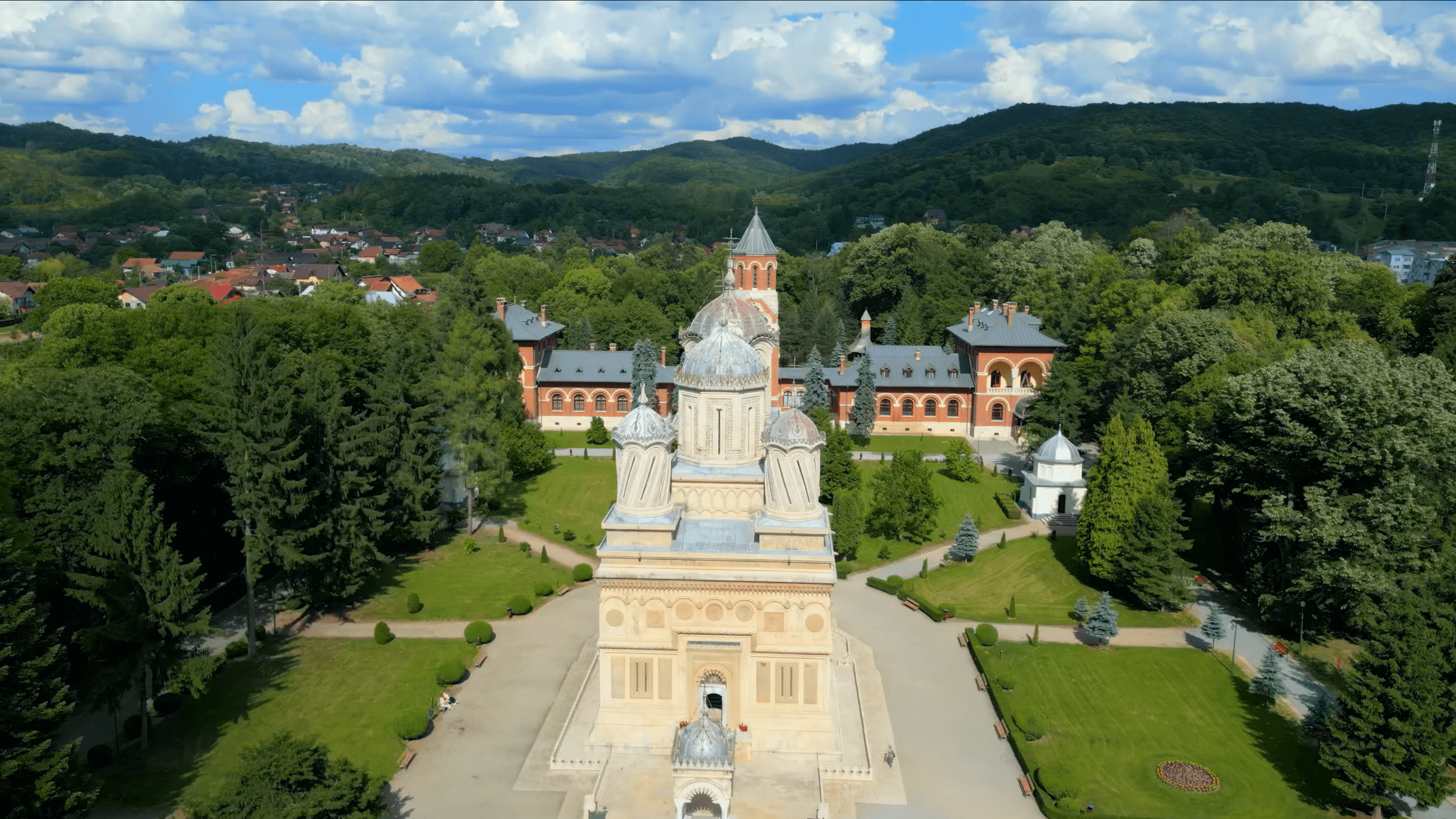 Vedere aeriana cu drona deasupra catedralei din Curtea de Arges