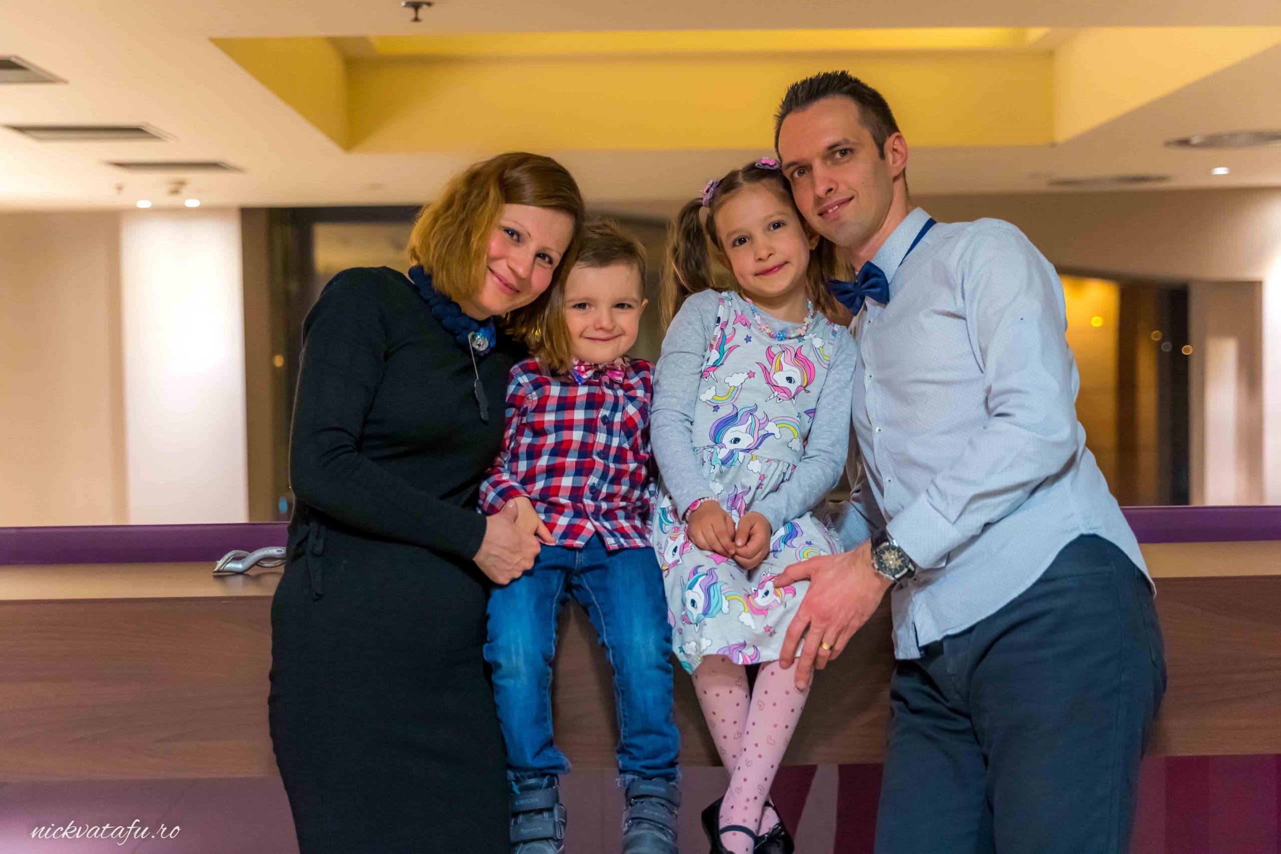 Familie surprinsa intr-un moment autentic