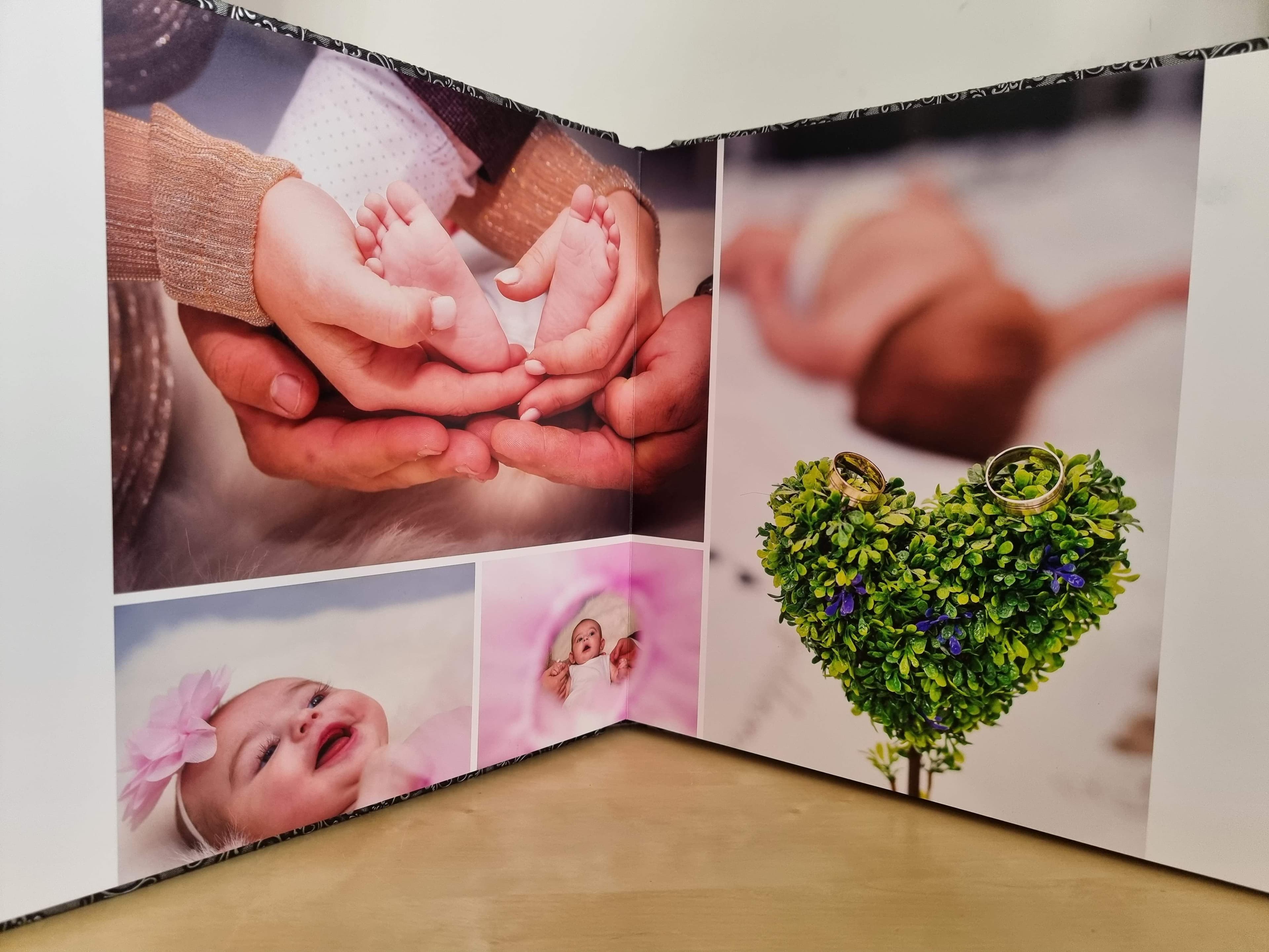 Photobook deschis cu fotografii de familie
