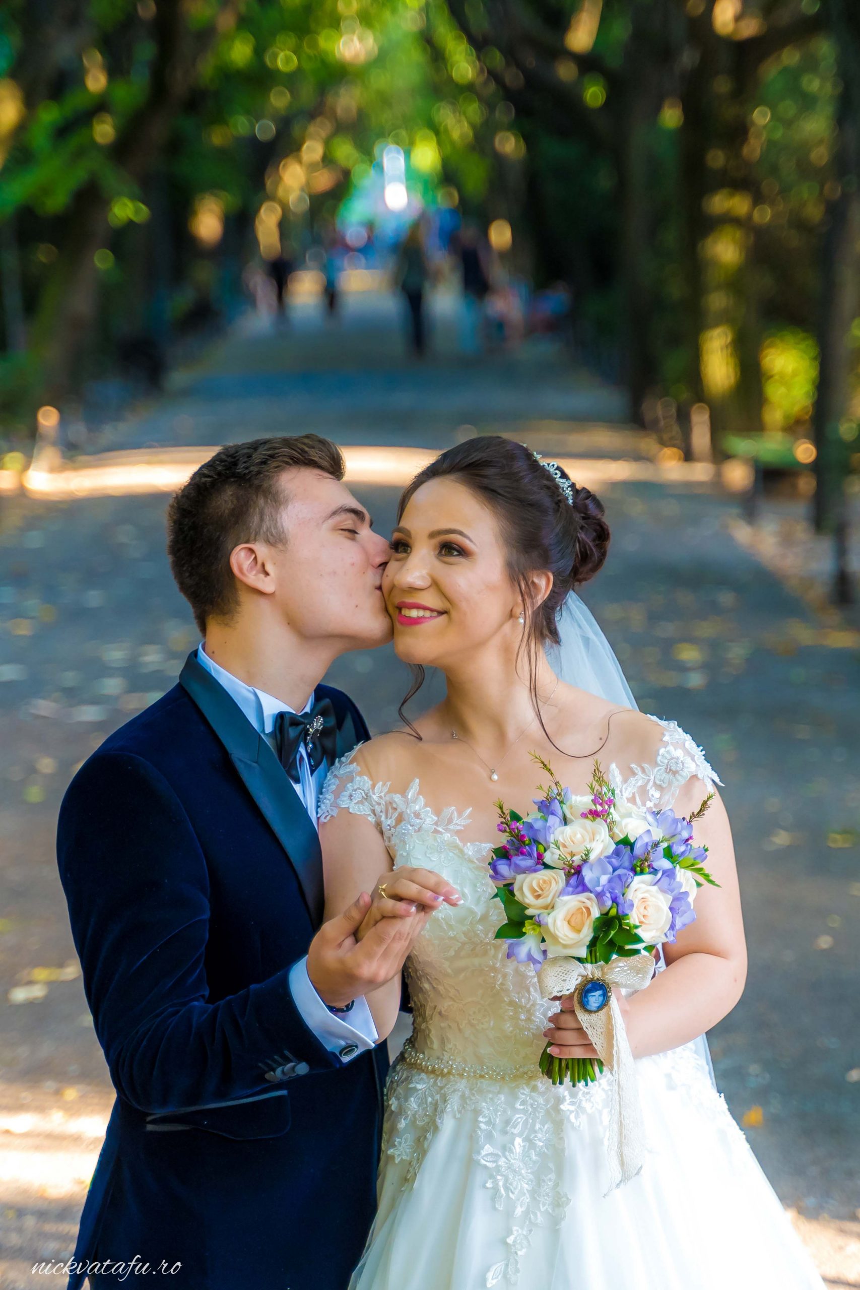 Mire și mireasă zâmbind fericiți într-un parc, fotografie de nuntă plină de emoție și iubire.