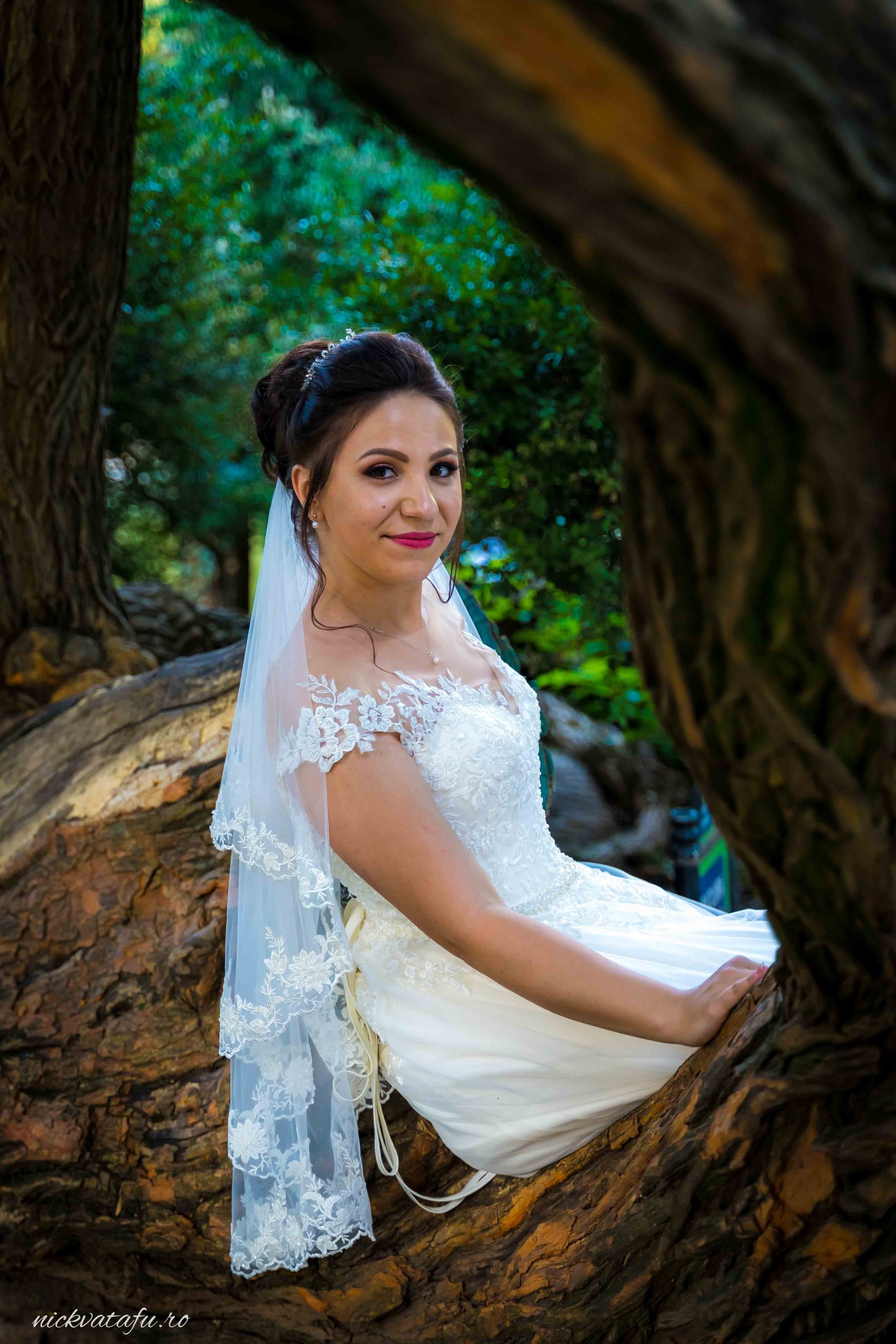 Mireasă elegantă, zâmbind în natură, fotografia de nuntă surprinde emoția și frumusețea momentului.