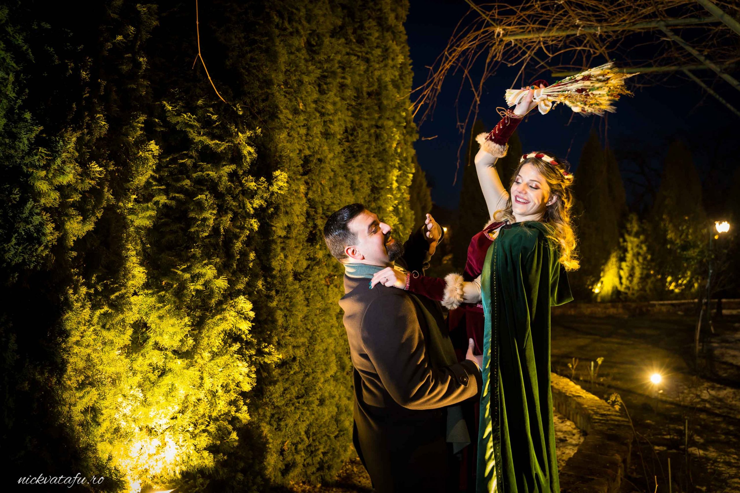 Cuplu vesel, îmbrăcat elegant, într-o atmosferă magică de noapte, fotografie de nuntă plină de emoție.