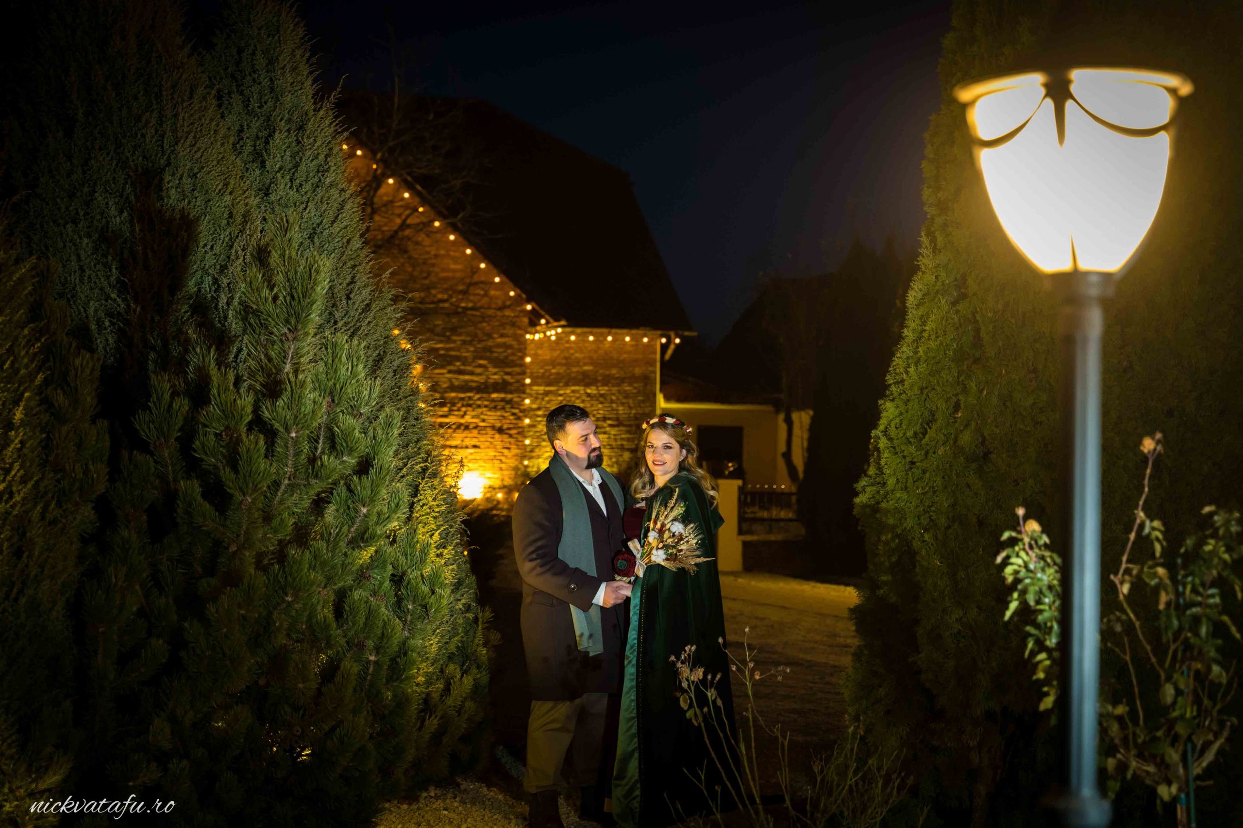 Mire și mireasă zâmbind în lumina caldă a serii, fotografie de nuntă în decor rustic.