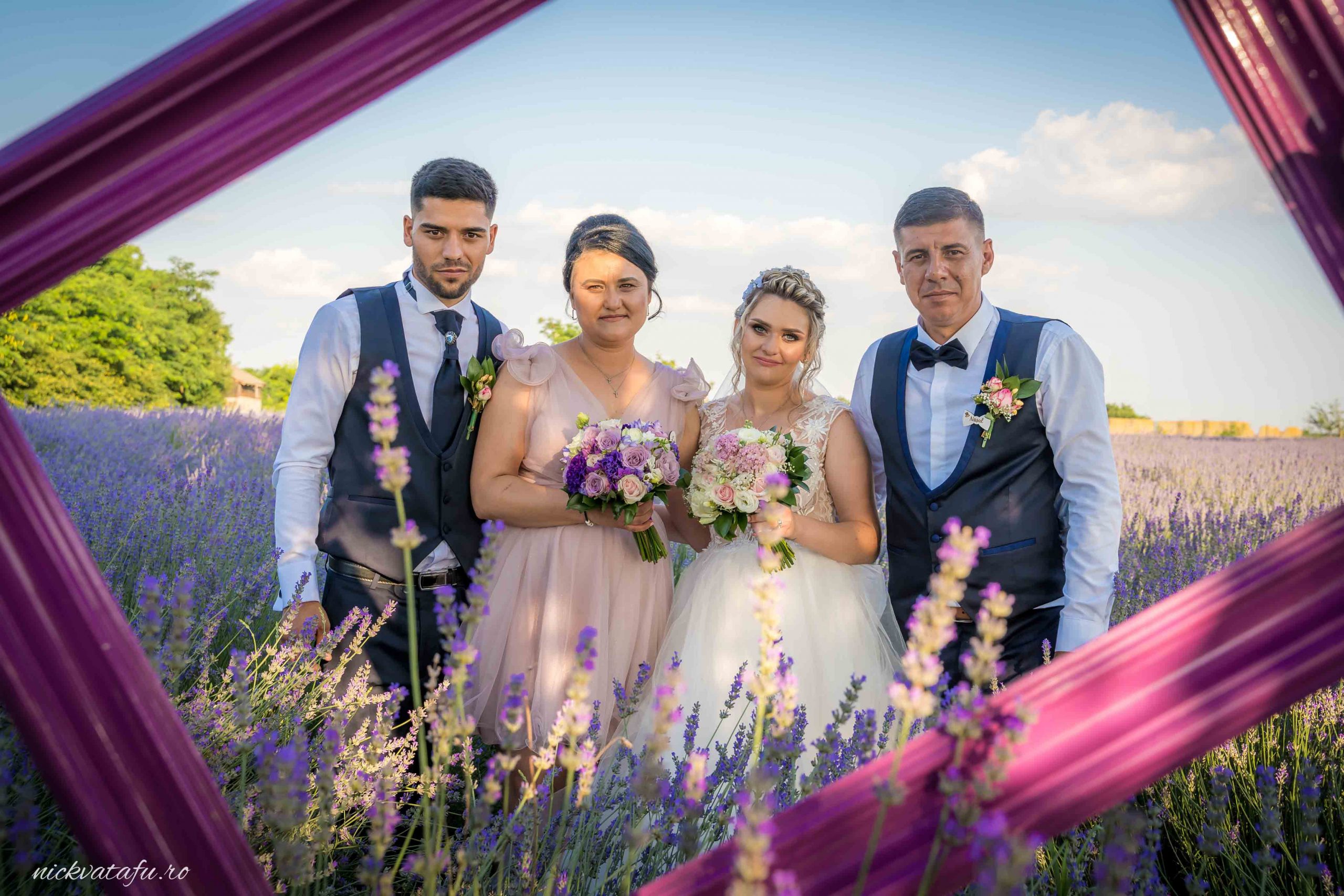 Mireasă și domnișoare de onoare zâmbind în câmp de lavandă, fotografie nuntă plină de emoție și detalii florale.
