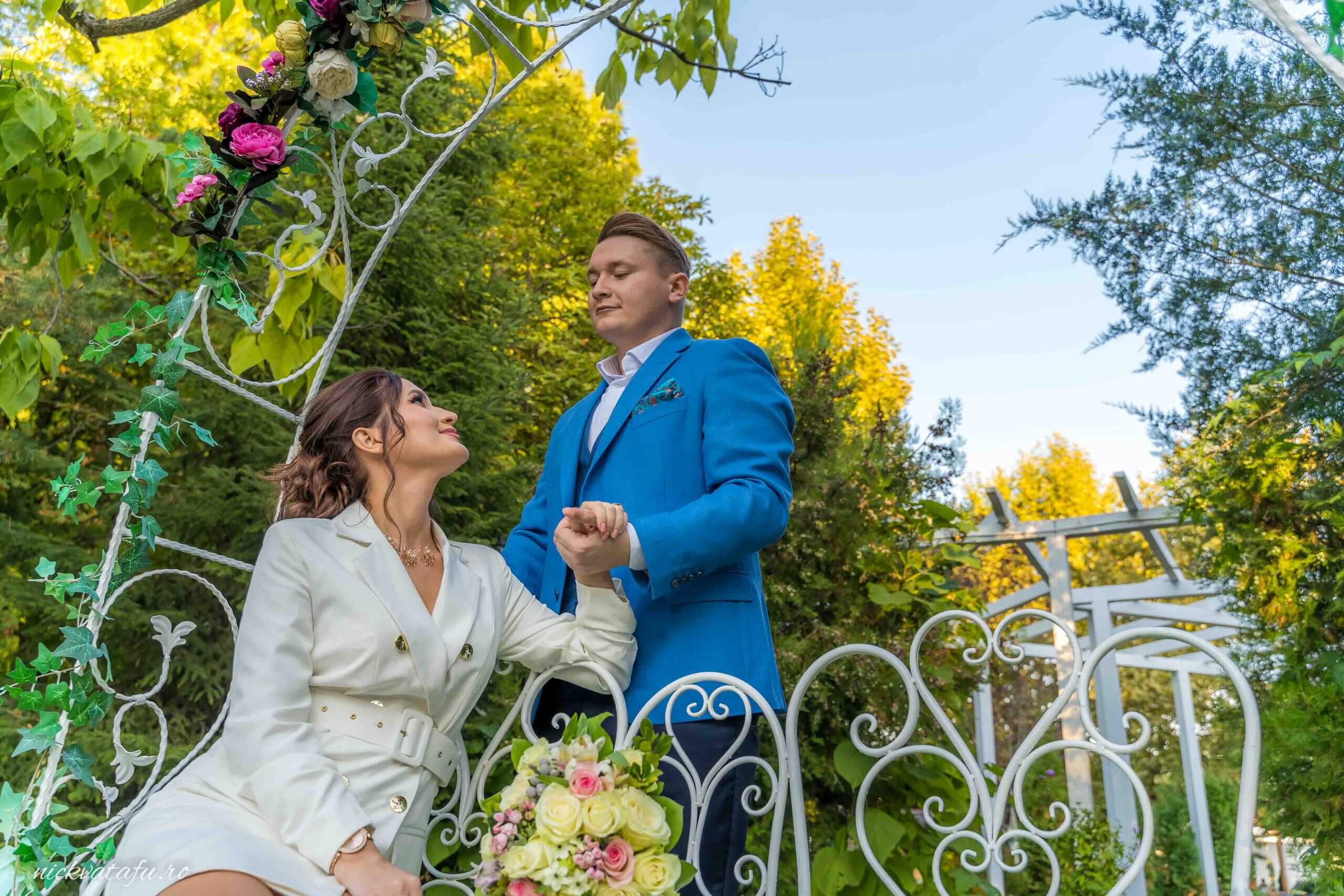 Mire și mireasă într-un moment romantic, înconjurați de natură, fotografie de nuntă plină de emoție.