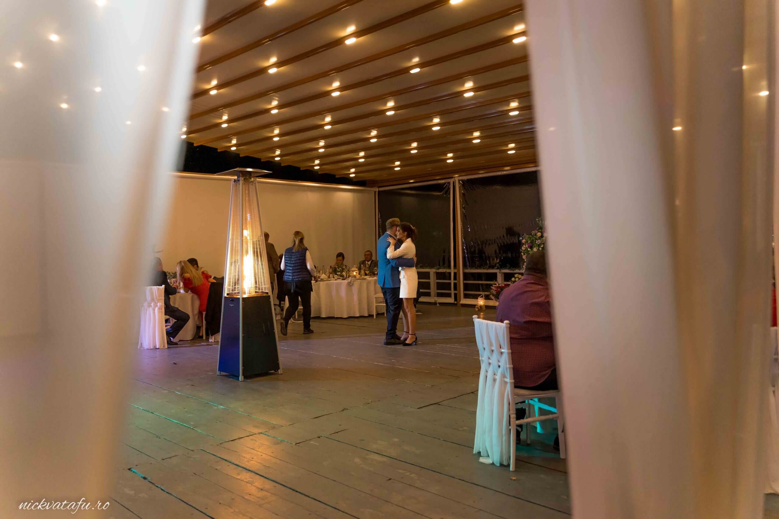 Pereche dansând cu emoție într-un cadru elegant, fotografie de nuntă într-o locație rafinată.