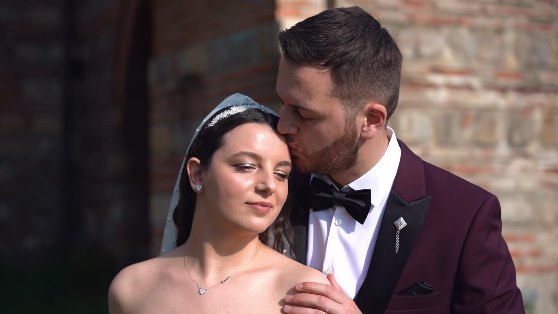 Mire și mireasă într-un moment intim, bucurie și emoție la o nuntă elegantă, fotografia realizată în aer liber.